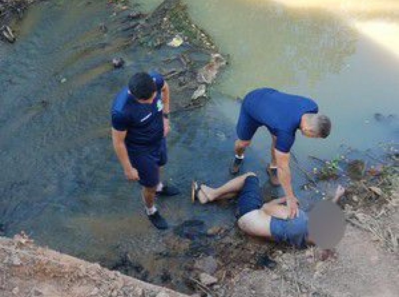 Policiais militares resgatam homem após cair de ponte em Ji-Paraná