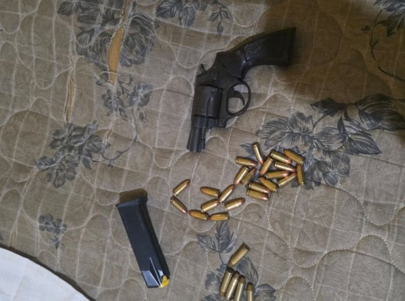 Polícia Militar apreende arma munições e materiais ligados à facção criminosa