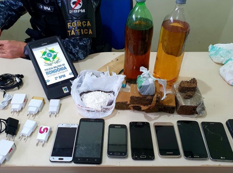 Polícia Militar prende casal com drogas, celulares e cachaça que seriam lançados para dentro do Presídio Agenor Martins de Carvalho