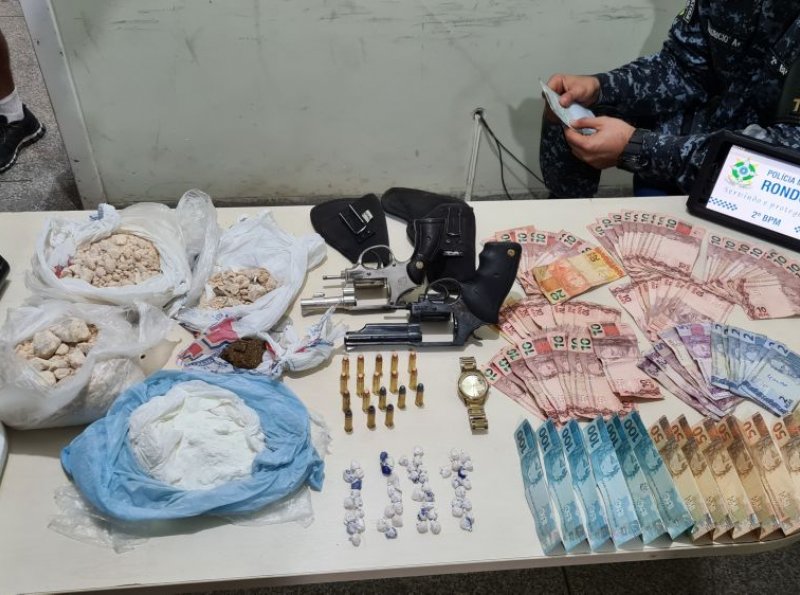 PM fecha dois comércios de entorpecente e apreende armas, munições, dinheiro e muita droga, em Ji-Paraná