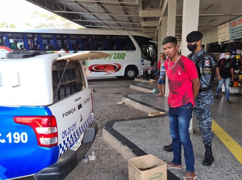 Jovem é preso com pistola artesanal calibre 22, no Terminal Rodoviário de Ji-Paraná