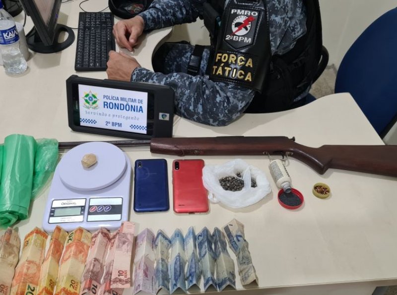 PM fecha boca de fumo, prende suspeitos e localiza drogas e arma de fogo