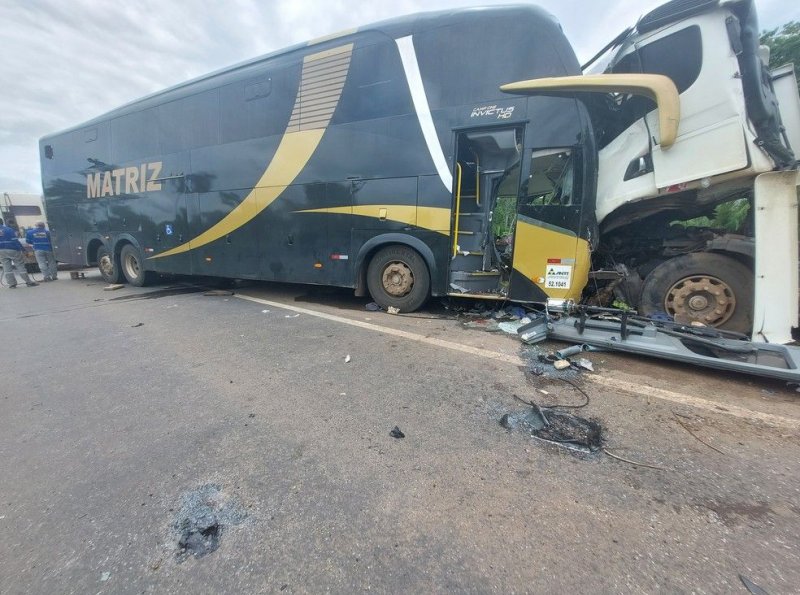 Colisão entre ônibus e carreta deixa três mortos na BR-364 em Rondônia