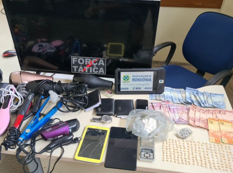 PM desmantela mais um comércio de drogas no bairro Jorge Teixeira e apreende adolescente com drogas, dinheiro e produtos furtados