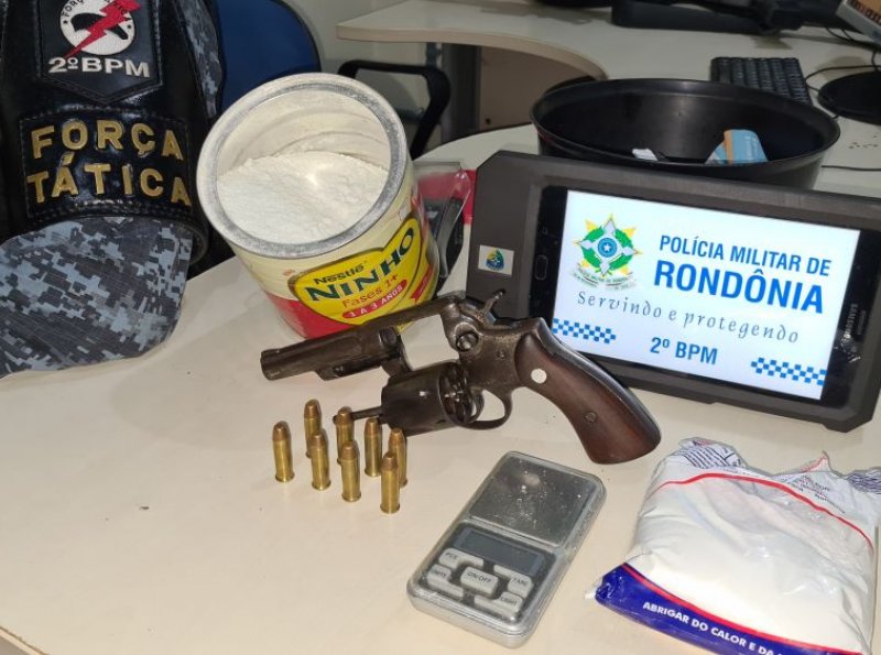 PM encontra mais de 1 Kg de Cocaína e balança dentro de casa abandonada, em Ji-Paraná