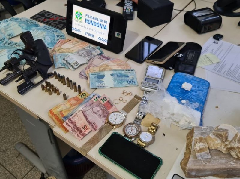 Em Ji-Paraná, PM apreende duas armas de fogo, munições, drogas, dinheiro e prende suspeito