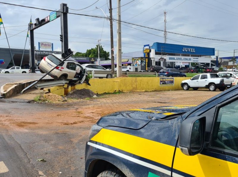 Acidente na Marginal da Br-364 com a Av. 22 de Novembro deixa veículo pendurado em mureta de contenção