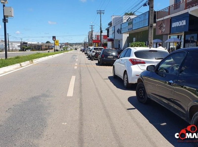 Comerciantes sofrem com a falta de estacionamento na marginal da Avenida Transcontinental, em Ji-Paraná