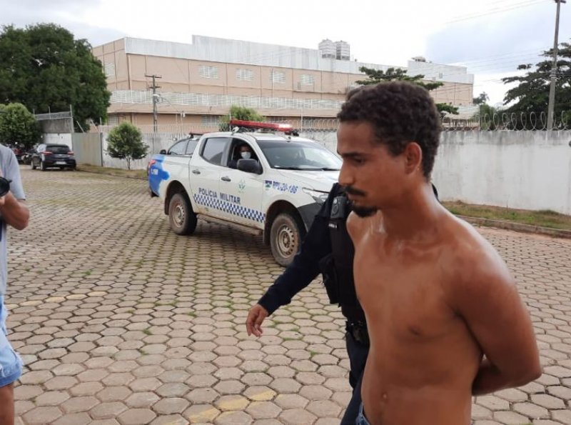 Ladrão é detido por funcionários de loja logo após furtar bicicleta, em Ji-Paraná