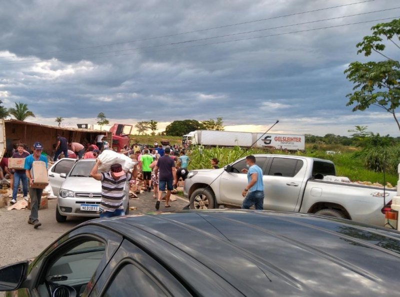 Após carreta tombar no Anel Viário, populares saqueiam carga de óleo de soja