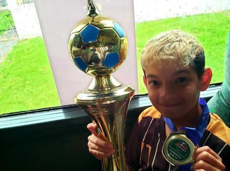 Jovem promessa do futebol jiparanaense coleciona mais de 20 títulos aos 11 anos