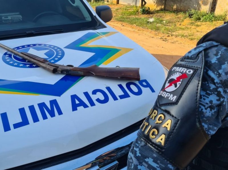 Mulher é presa após ostentar arma de fogo em redes sociais, em Ji-Paraná
