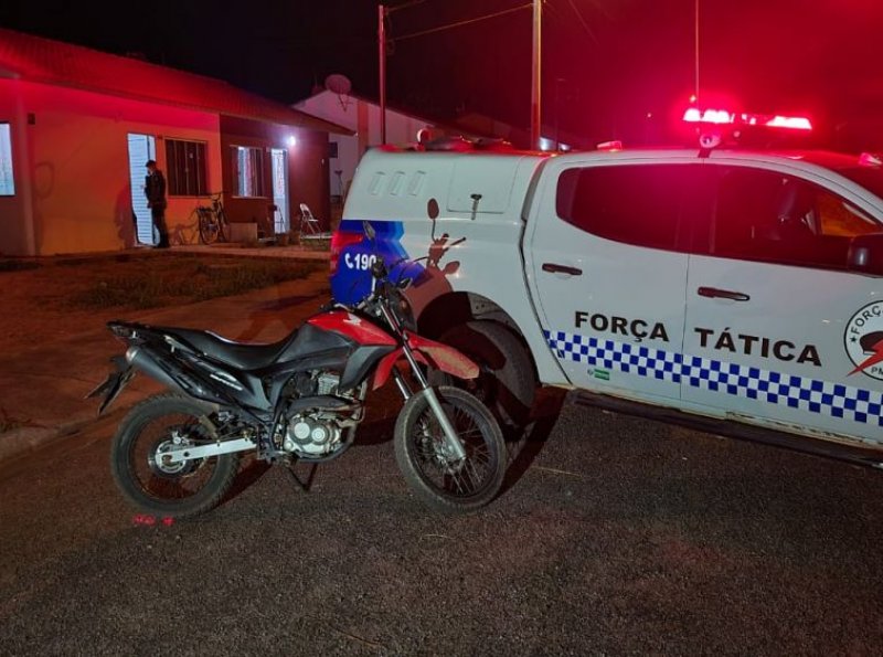 Polícia Militar apreende adolescente que estava escondendo motocicleta roubada dentro de casa, em Ji-Paraná