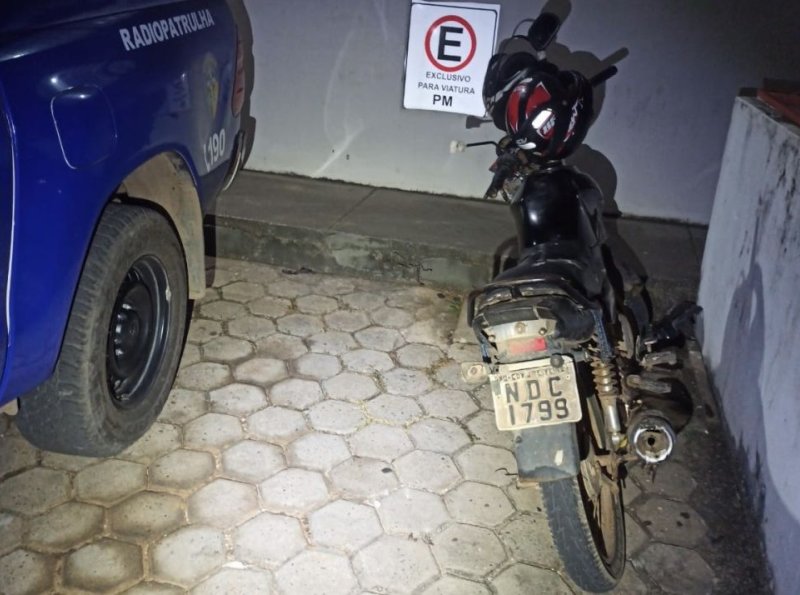 PM recupera motocicleta furtada, apreende drogas e prende homem embriagado em Ji-Paraná