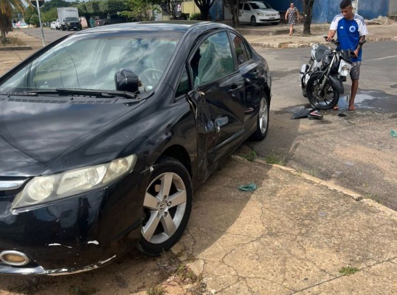 Moto atinge carro após avanço de preferencial na T-21