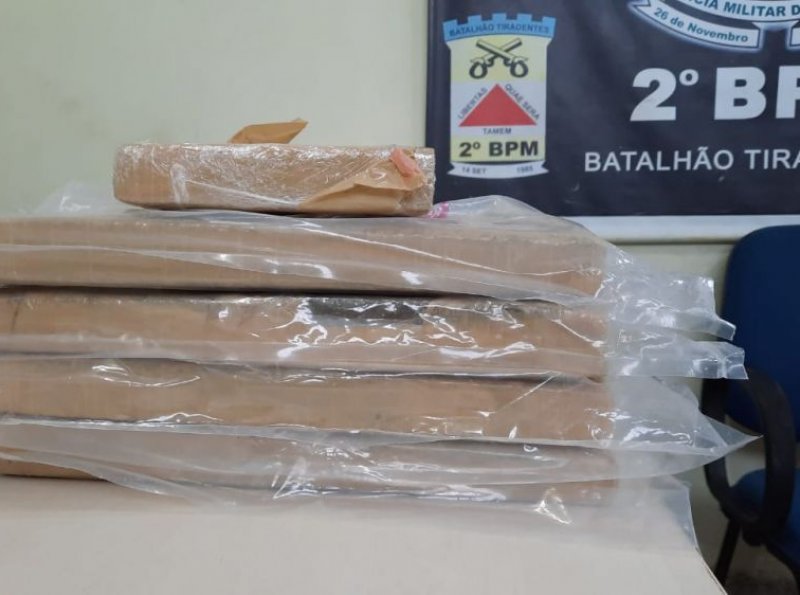 Polícia Militar prende jovem transportando 5 Kg de Maconha, em Ji-Paraná