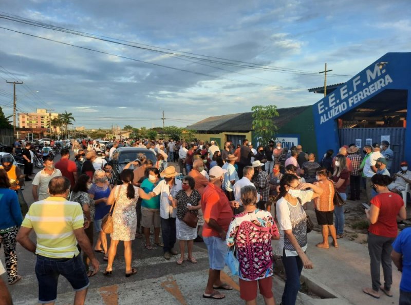 Idosos lotam frente de escola esperando vacina, em Ji-Paraná