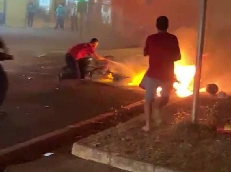 Após choque, motocicletas pegam fogo em plena Avenida Brasil