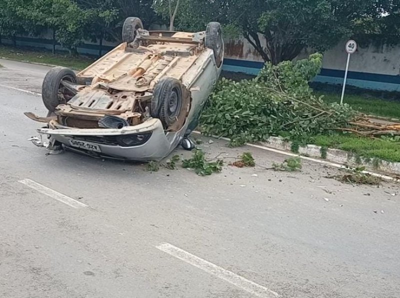 Passageiras ficam feridas em capotamento após motorista de aplicativo fugir do local