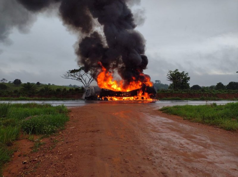 Carreta é destruída por incêndio no Anel Viário, em Ji-Paraná                                                                          