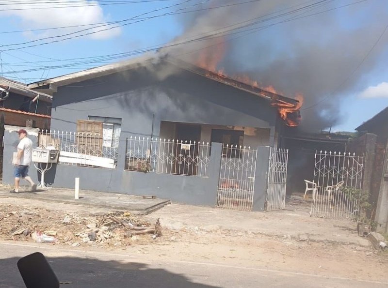 Morador escapa de incêndio após acordar com fumaça dentro de residência no bairro Santiago