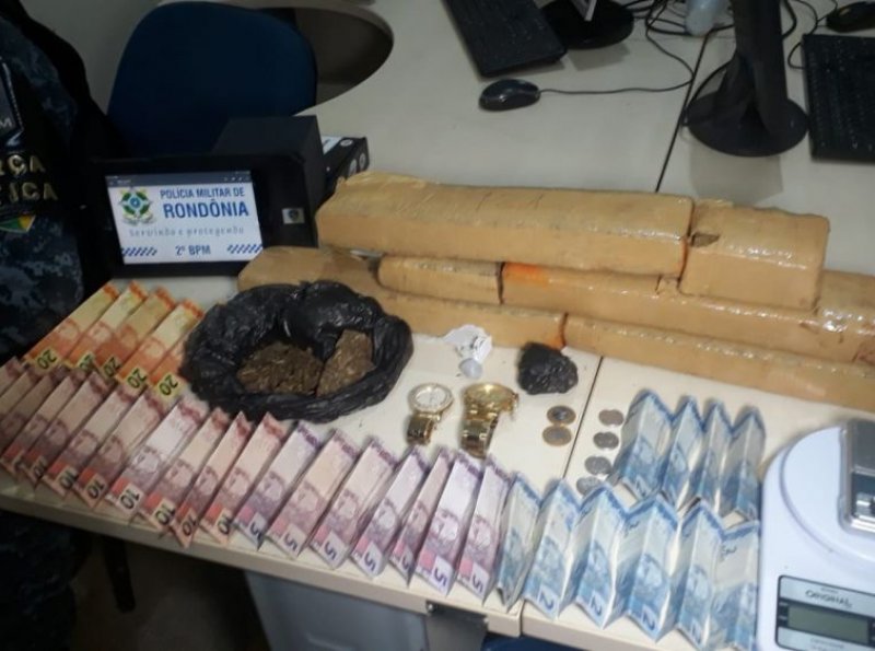 Polícia Militar prende casal que abastecia drogas em Boca de Fumo com quase 3,5 Kg de Maconha