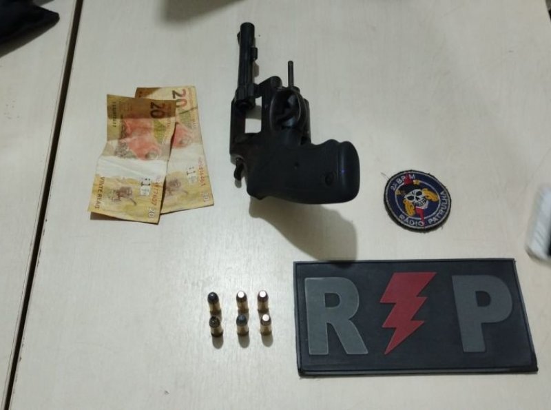 PM prende foragido da justiça com moto roubada e arma de fogo, no bairro Primavera 