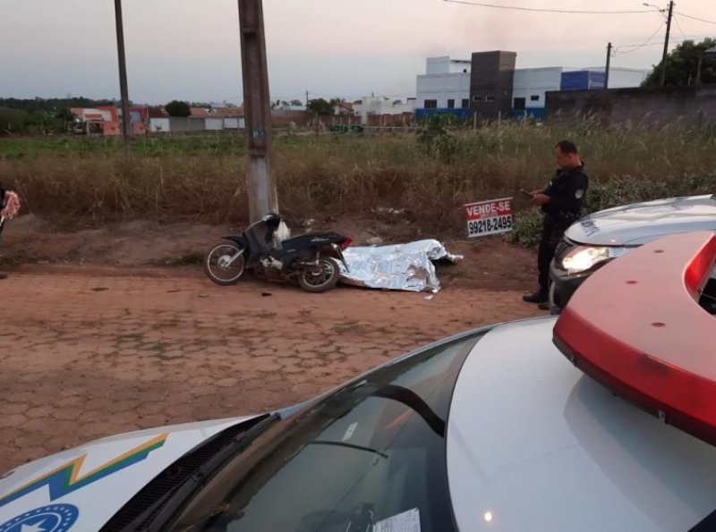 Homem mata esposa a facadas e no meio da rua e foge com criança de 03 anos, em Ji-Paraná