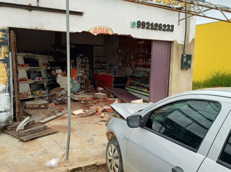 Mulher perde o controle da direção de veículo e invade comércio, em Ji-Paraná