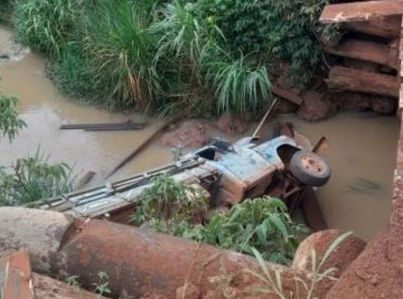 Eixo de caminhonete quebra e motorista cai em rio na área rural 