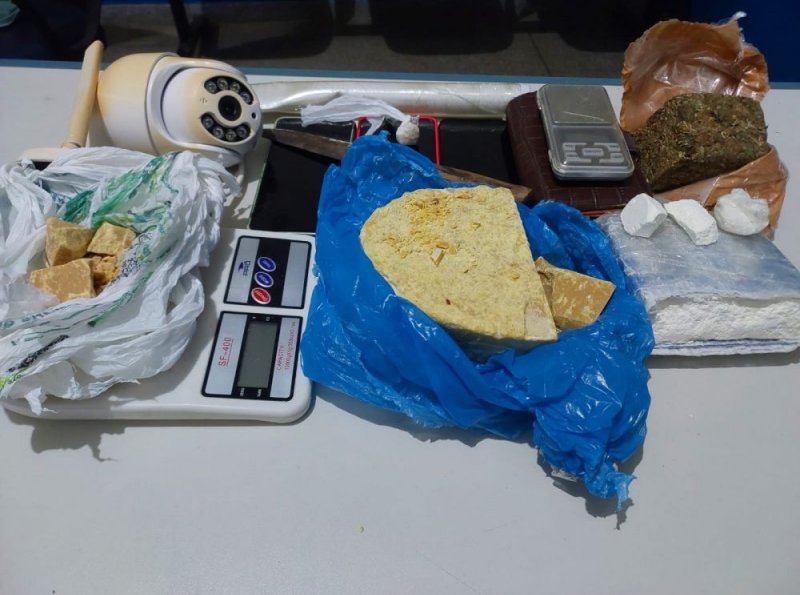 PM apreende mais de 2 kg de drogas em suposto depósito de facção em Ouro Preto