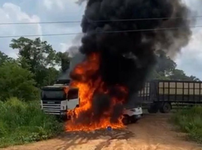 Acidente entre caminhão boiadeiro e Fiat Strada deixa um morto na BR-364