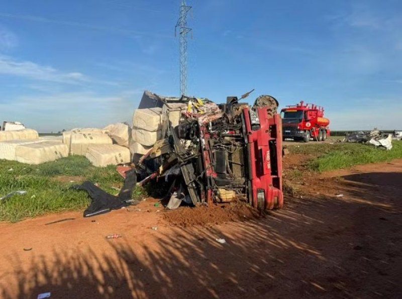 Motorista morre em acidente entre carreta e caminhão na BR-364