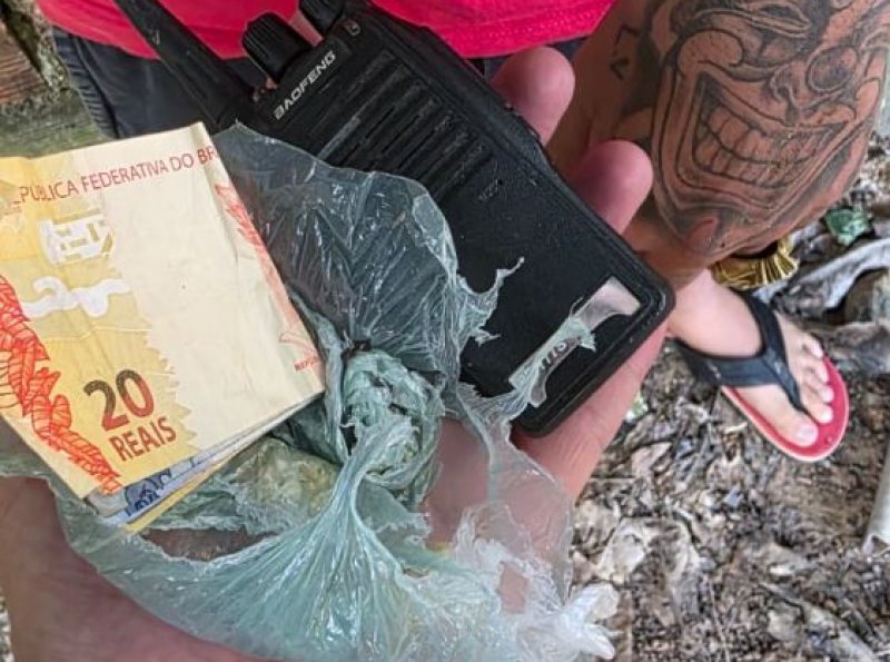 menor envolvido com facção criminosa é apreendido com drogas pela PM no bairro Primavera