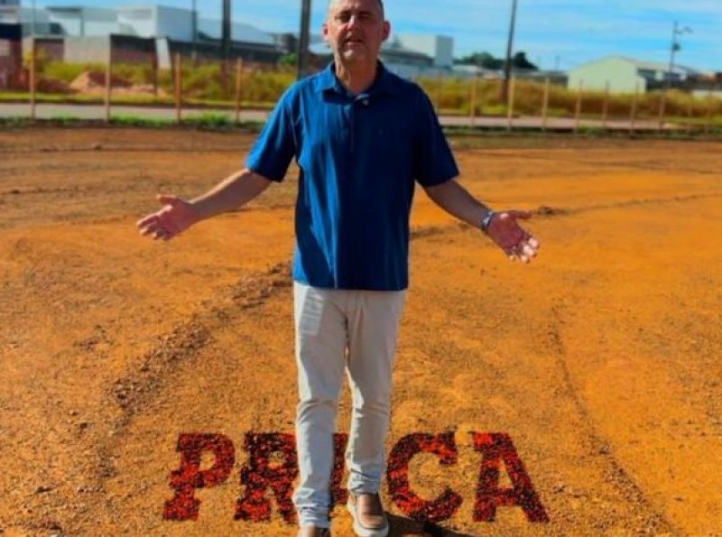 Obras da Praça no Bairro Orleans Têm Início com Apoio de Parceria Política