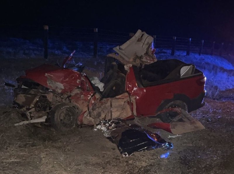 Colisão frontal entre caminhonete e caminhão carregado de madeira deixa um morto na Linha 128