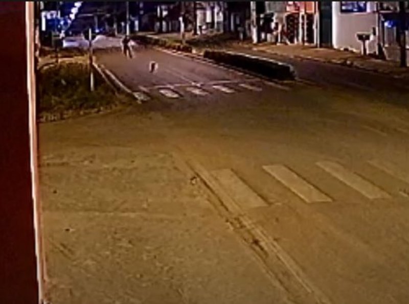 Câmera de segurança flagra suspeitos fugindo da cena de crime, em Ji-Paraná