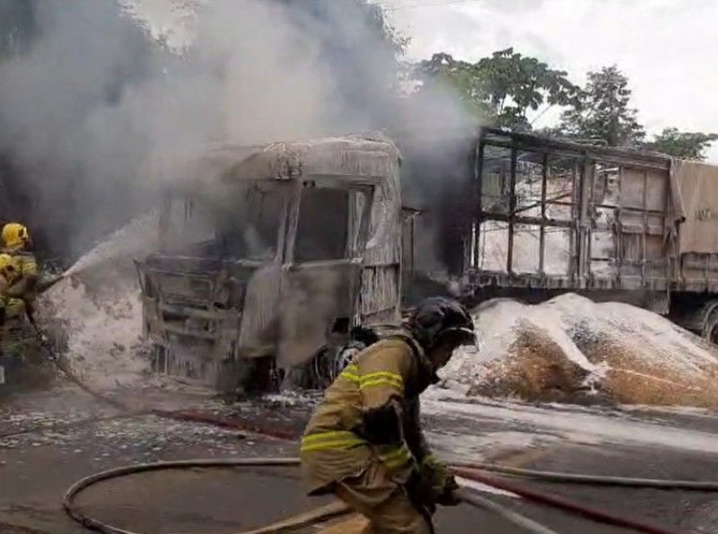 Carreta carregada de soja é destruída por incêndio na BR-364 em Jaru