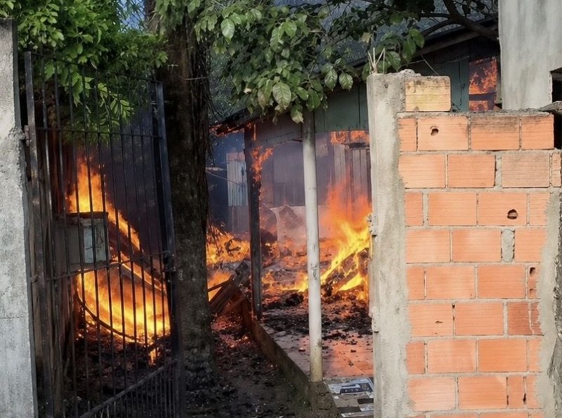 Incêndio destrói residência suspeita de funcionar como ponto de tráfico em Ji-Paraná