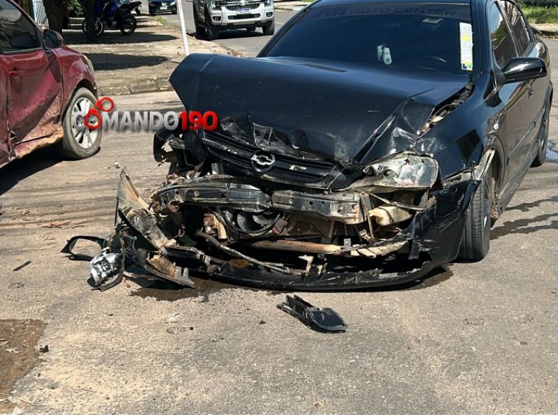Acidente entre dois carros é registrado em cruzamento movimentado de Ji-Paraná