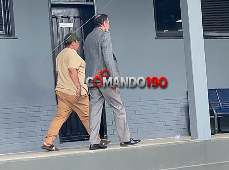 Suspeito de esfaqueamento se apresenta à polícia e presta depoimento