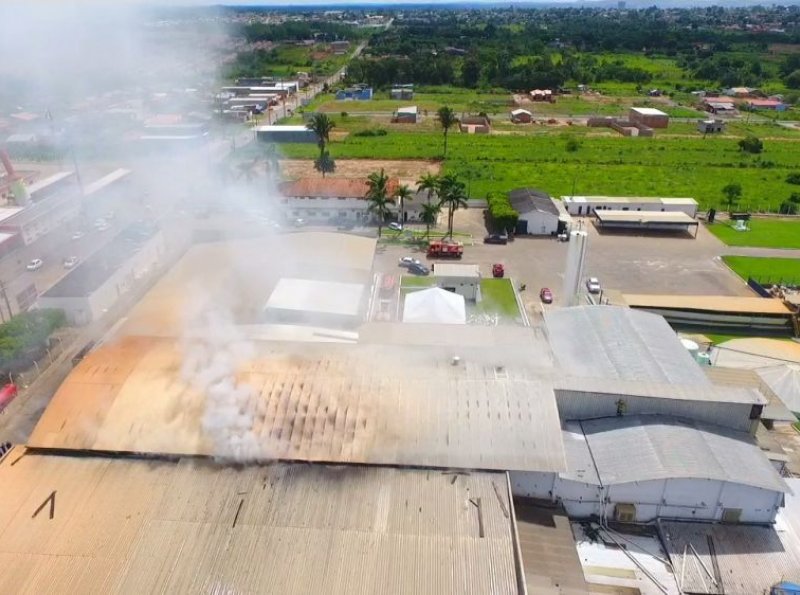 Princípio de incêndio do Frigorífico RioBeef mobiliza Corpo de Bombeiros, em Ji-Paraná