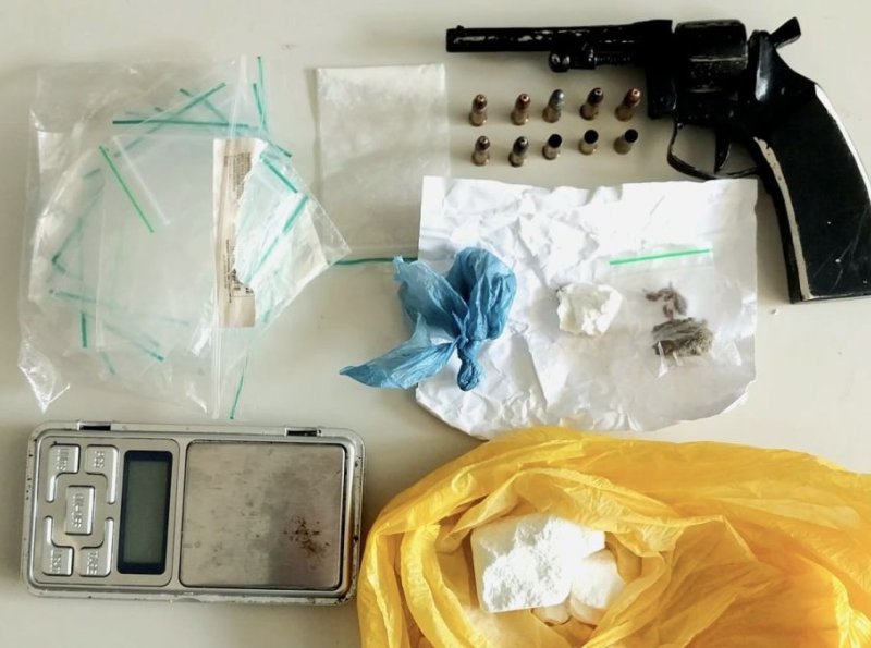 Denuncia de invasão de residência leva PM desarticular ponto suspeito de tráfico de drogas 