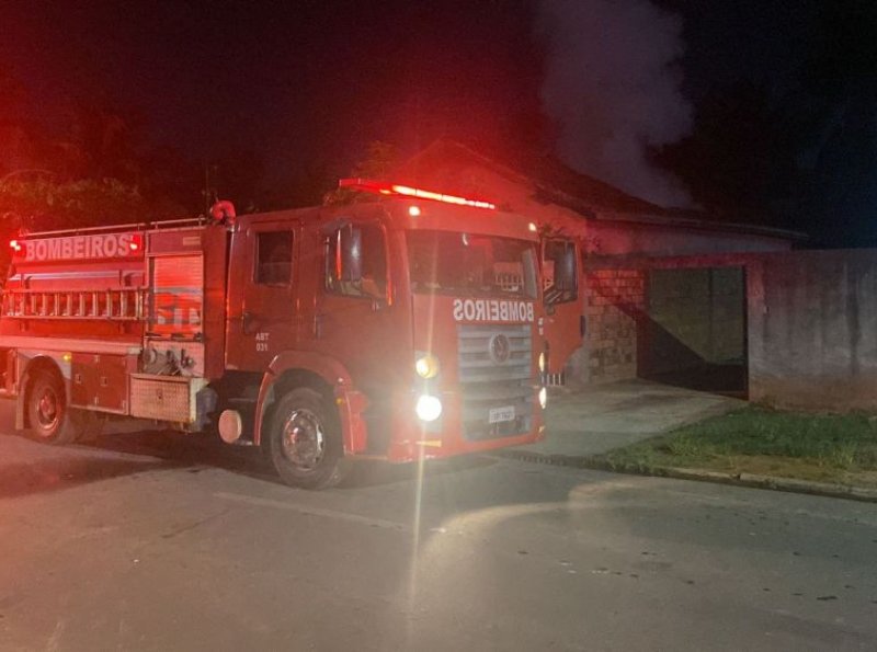 Corpo de Bombeiros é Acionado para Combater Incêndio em Residência na Rua Júlia Guerra