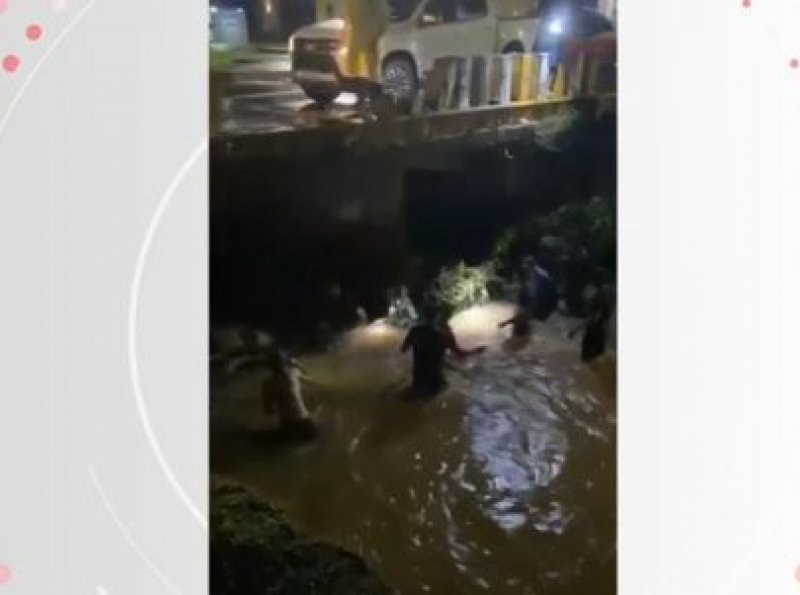 Menina morre após ser arrastada pelas águas e cair em bueiro em Ouro Preto, RO