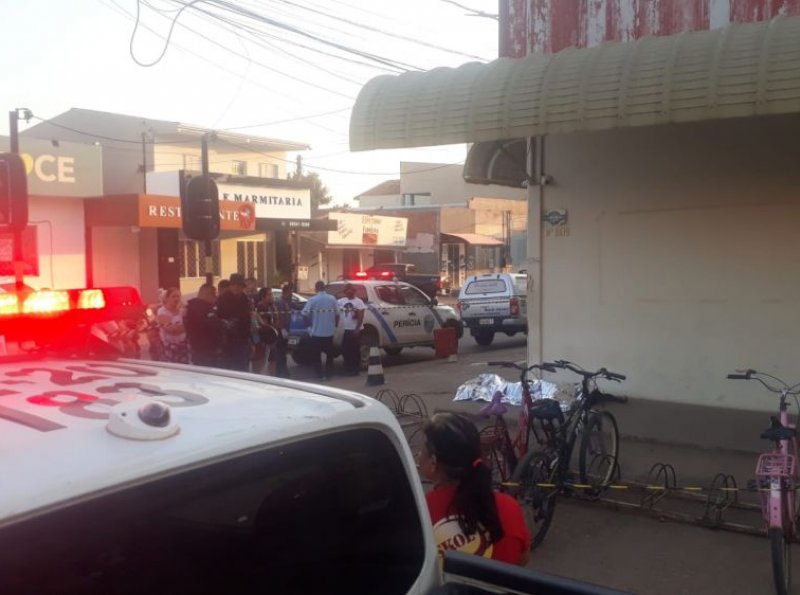 Durante bebedeira, homem mata o próprio amigo a facadas no meio da rua, em Ji-Paraná