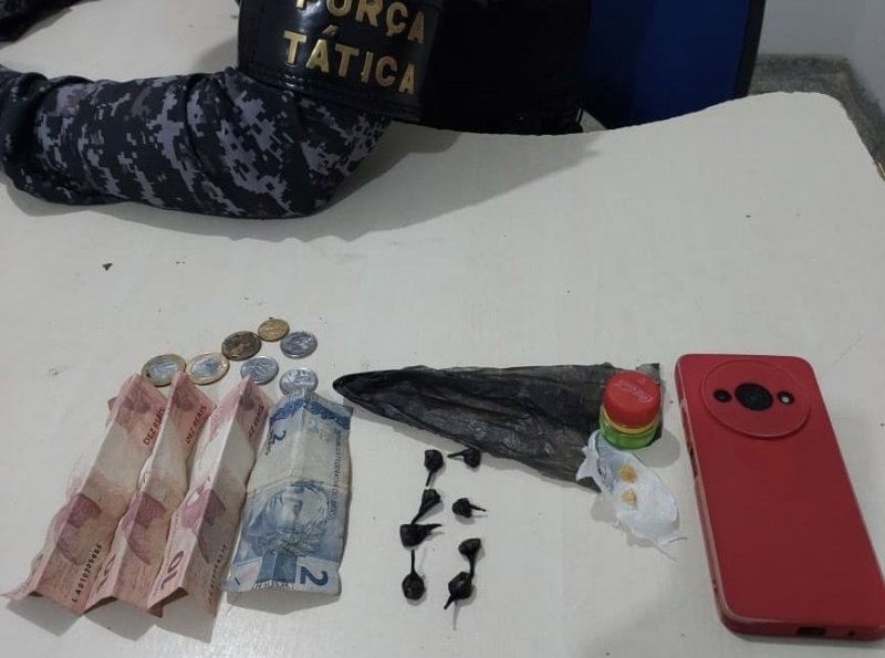 Mulher é conduzida por suspeita de tráfico de drogas durante ação da Polícia Militar em Ji-Paraná