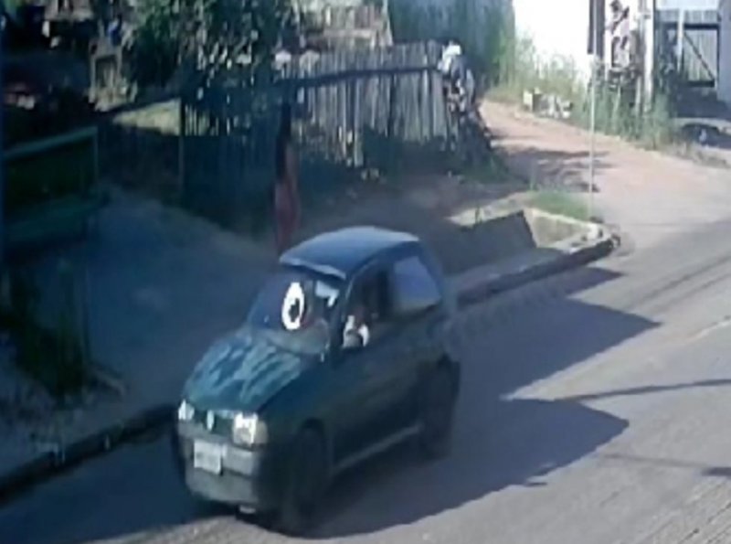 Câmera de monitoramento registra colisão entre jovem de bicicleta e carro que foge do local