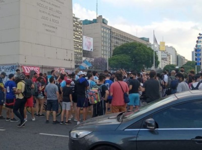 Fãs e torcedores se reúnem no Obelisco para último adeus a Maradona