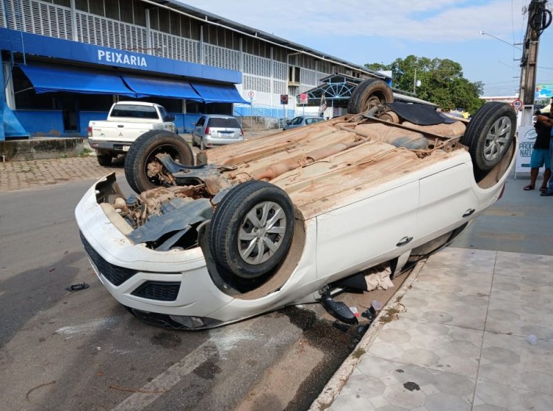 Polícia Militar atende ocorrência de capotamento na Rua Marechal Rondon